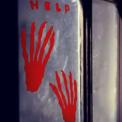 Decoración de Ventana Manos Ensangrentadas