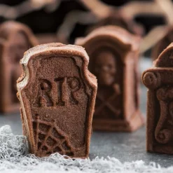 Molde Haunted Skull Nordic Ware