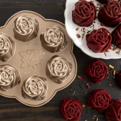 Molde Mini Rosebud Cake Pan Nordic Ware