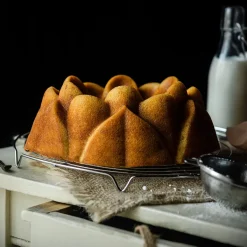 Molde Nordic Ware Magnolia Bundt