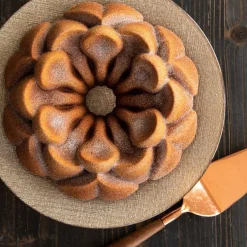 Molde Nordic Ware Magnolia Bundt